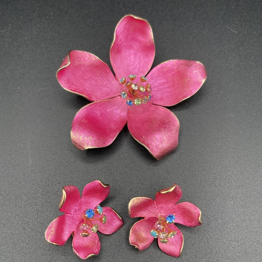 Vtg 1960s Mod Pink Enamel Flower Power Brooch & Clip-Earring Set–Unsigned MCM